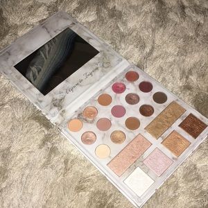 BH COSMETICS CARLI BYBEL DELUXE  EYE PALETTE